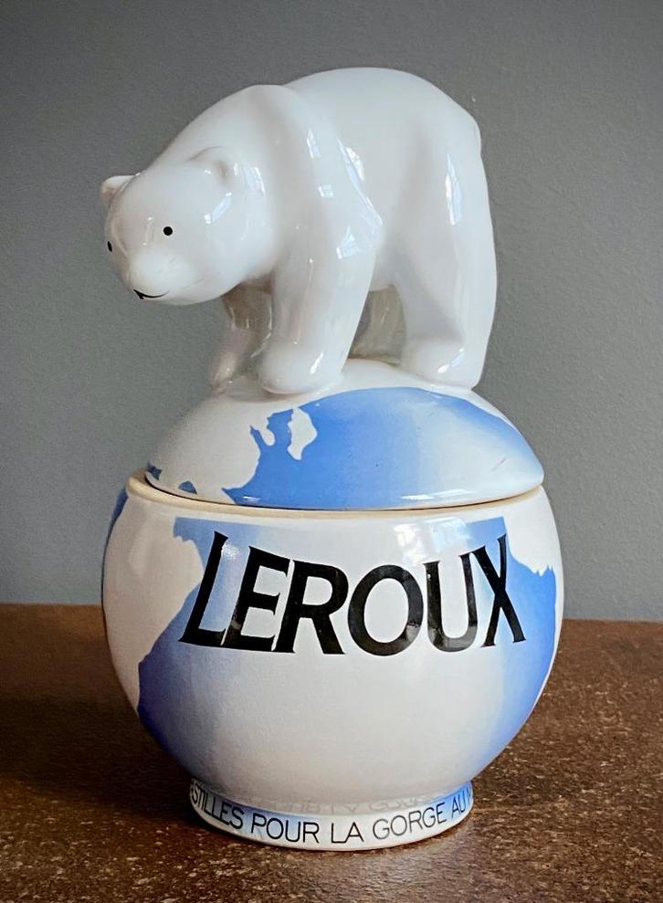 Porseleinen ijsbeerbeeldje op aarde, Antiek en Kunst, Antiek | Porselein, Ophalen of Verzenden