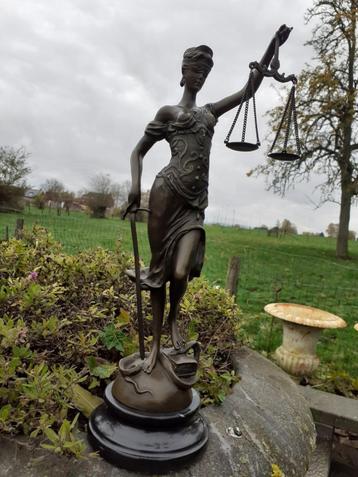 Schitterend bronzen beeld op marmeren sokkel (Vrouwe Justiti