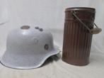 Duitse helm, gasmaskerbus geemailleerd pispot en melkkan., Ophalen of Verzenden