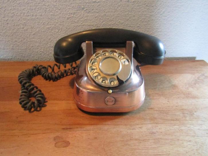 Koperen  vintage telefoon RTT-56A met bakeliet hoorn, Telecommunicatie, Vaste telefoons | Niet Draadloos, Gebruikt, Bakeliet, Met draaischijf