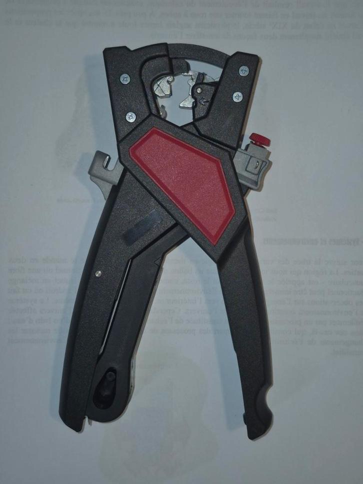Pince à dénuder Starfix legrand, Bricolage & Construction, Outillage | Outillage à main, Enlèvement ou Envoi