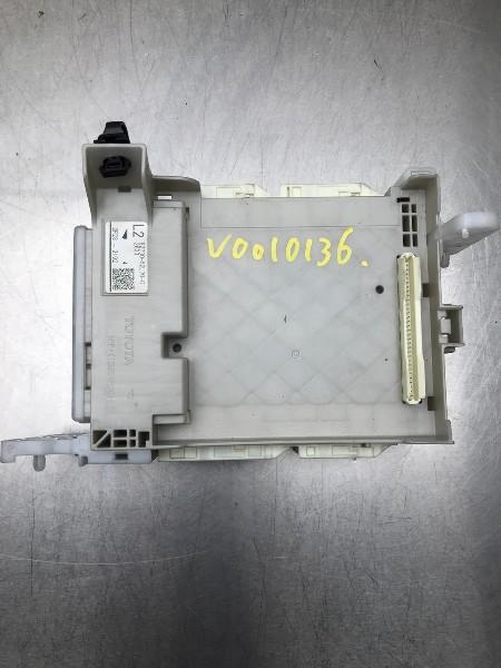 BOITIER FUSIBLES Toyota Yaris III (P13) (|8273052L70C|), Utilisé, Toyota