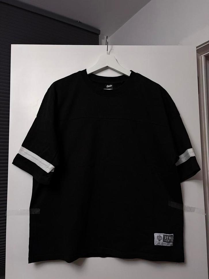 Stüssy Oversized Football Tee – STWD 91, Kleding | Heren, T-shirts, Zo goed als nieuw, Maat 48/50 (M), Zwart, Ophalen