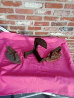 schoenleest en 2 oude strijkijzers ., Ophalen