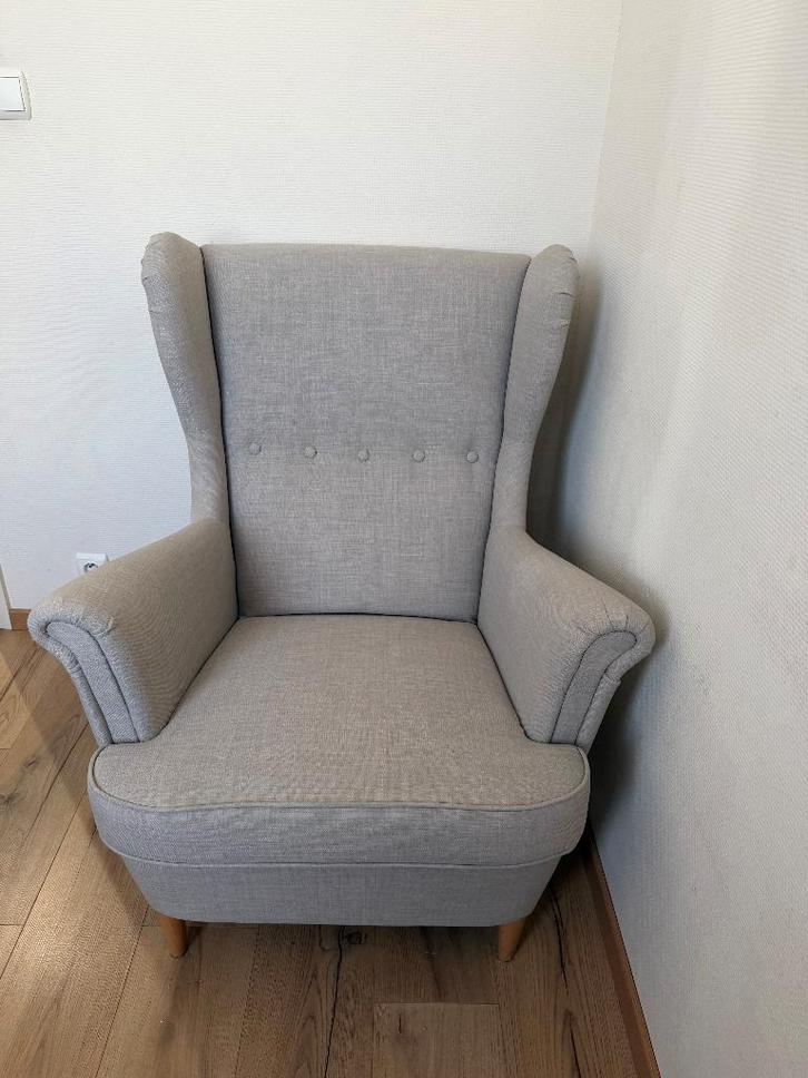 Fauteuil IKEA STRANDMON + repose-pieds – Très bon état, Maison & Meubles, Fauteuils, Comme neuf, 75 à 100 cm, Enlèvement