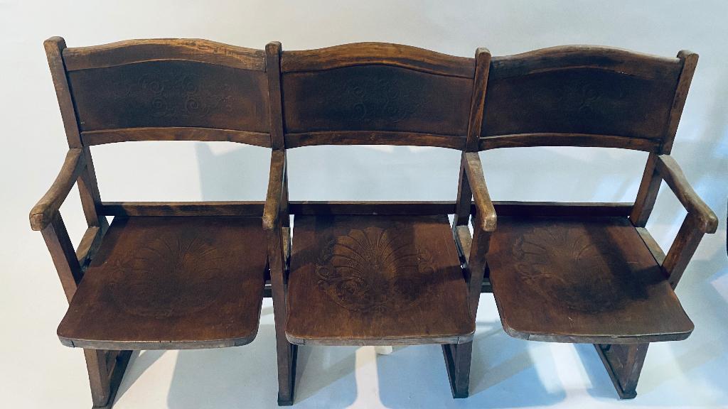 Set van 3 houten antieke cinema stoelen / theaterbank., Antiek en Kunst, Ophalen