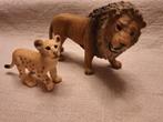 Schleich Brullende Leeuw en een bijbehorend leeuwenwelpje, Verzamelen, Dierenverzamelingen, Ophalen of Verzenden, Zo goed als nieuw