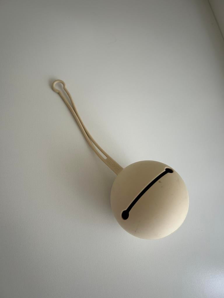 Mushie siliconen speenhouder, Ophalen, Zo goed als nieuw