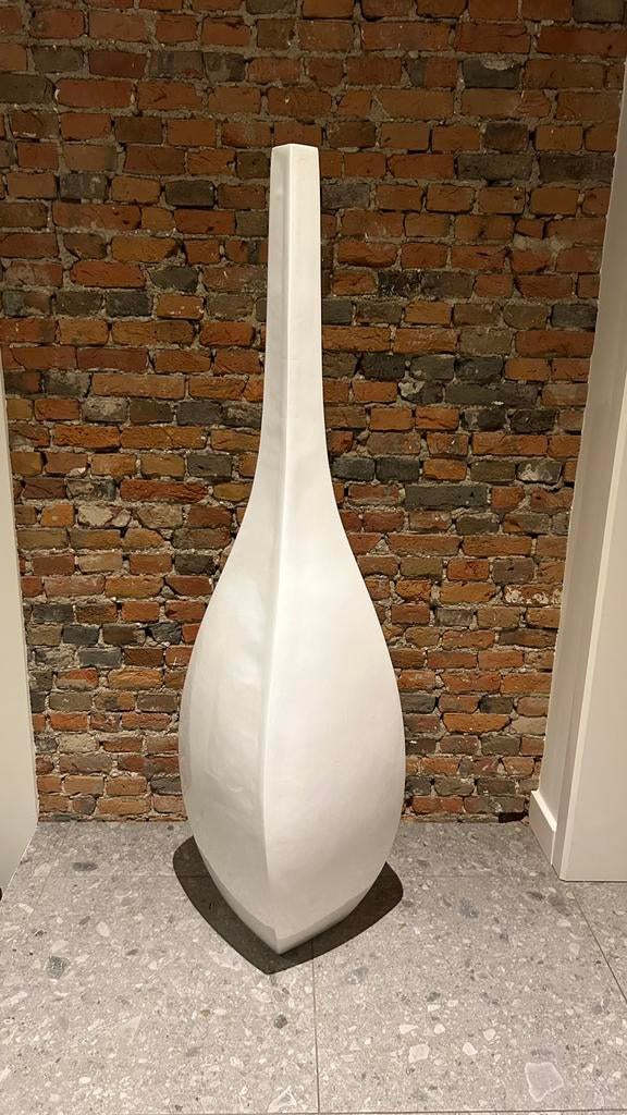 2 witte en 2 zwarte polyester decoratie vazen.  1.53m hoog, Ophalen, Overige materialen, Zwart, Zo goed als nieuw