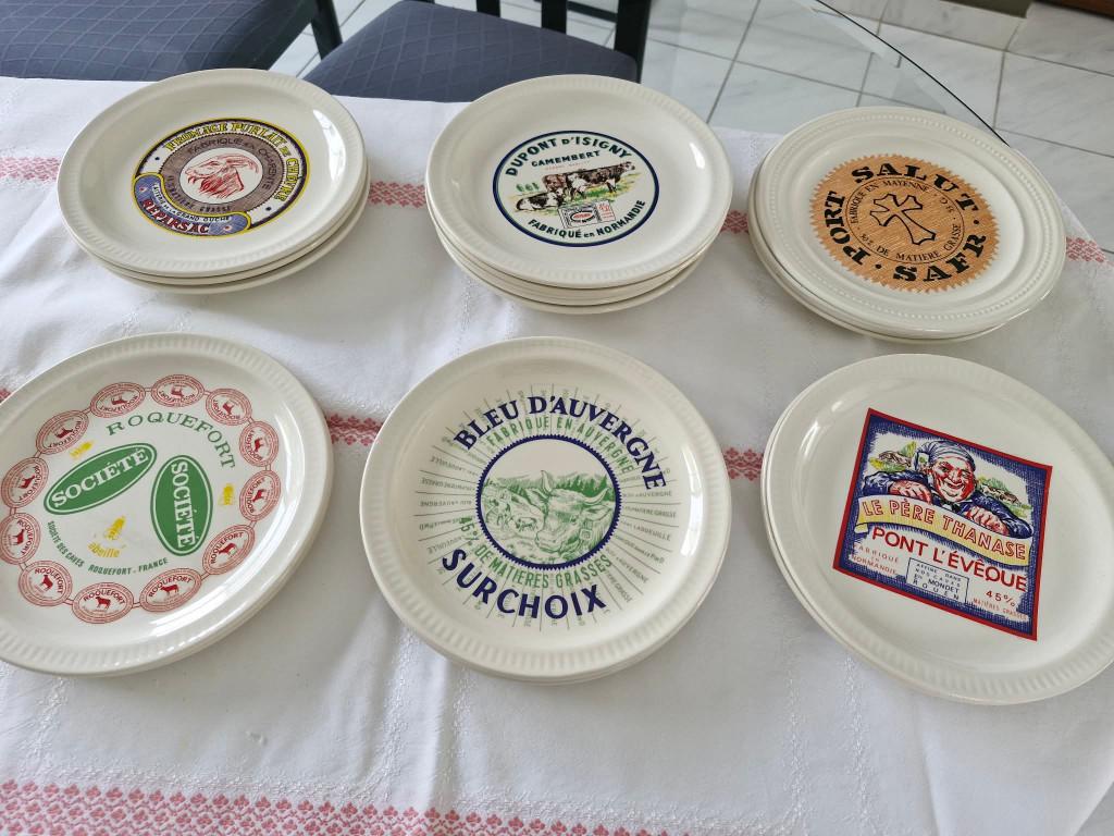 assiettes à fromage + cloches à fromage, Enlèvement, Comme neuf, Céramique, Assiettes(s)