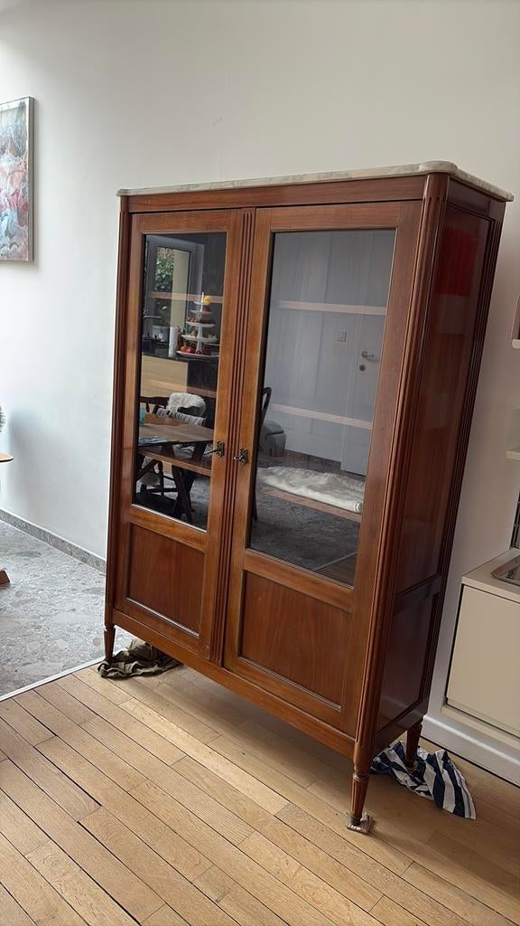 Houten vitrinekast met glazen en marmeren blad, Ophalen, Gebruikt, 100 tot 150 cm, 150 tot 200 cm