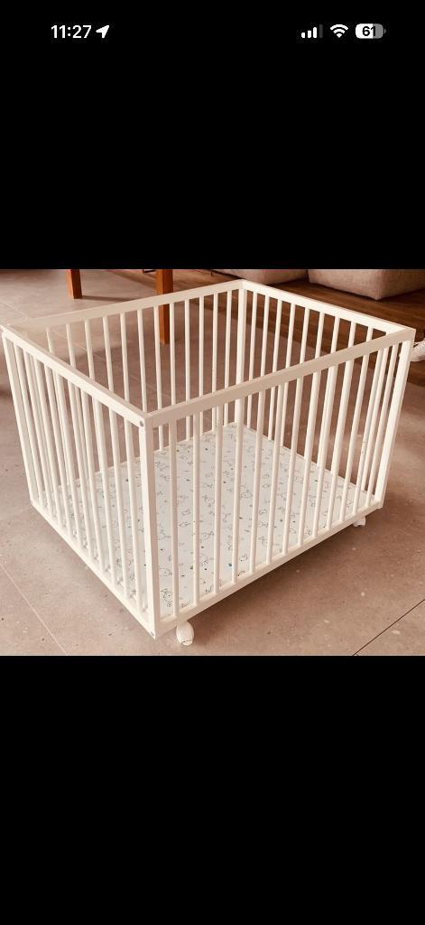 Park / babybox wit op wieltjes + matras – zeer goede staat, Enfants & Bébés, Parcs, Comme neuf, Roulettes, Enlèvement