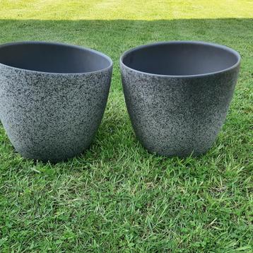 2 nieuwe stenen bloempotten beschikbaar voor biedingen