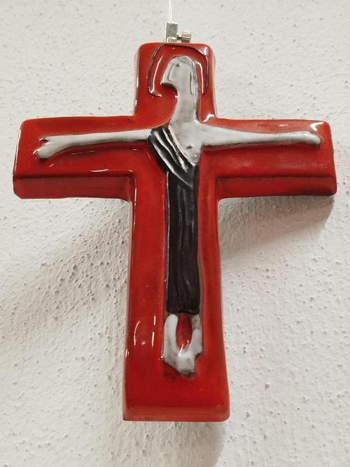 MCM jr'60 Geglazuurd keramiek Kruisbeeld-Oswald Tieberghien, Verzamelen, Religie, Zo goed als nieuw, Christendom | Katholiek, Beeld(je)