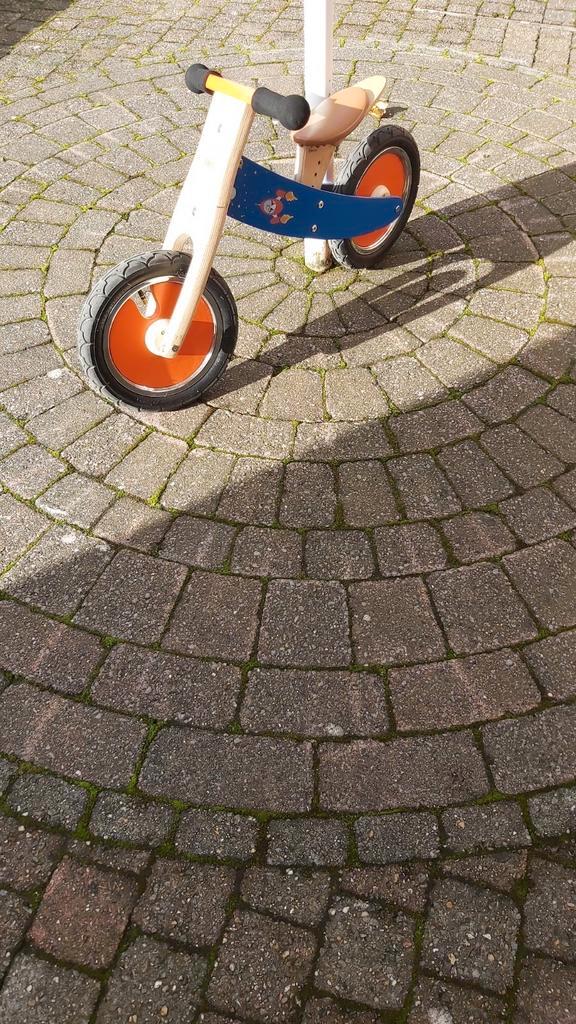 BLAUWE HOUTEN LOOPFIETS 'SCRATCH'+ FIETSHELM., Fietsen en Brommers, Fietsen | Driewielers, Zo goed als nieuw, Ophalen