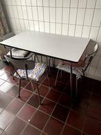 Vintage keukentafel: drie stoelen en twee krukken, Antiek en Kunst, Ophalen