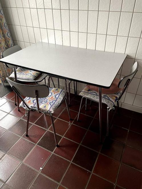 Vintage keukentafel: drie stoelen en twee krukken, Antiek en Kunst, Curiosa en Brocante, Ophalen