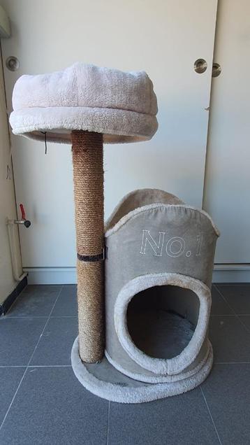 kleine kattenpaal met huisje en ligplek beschikbaar voor biedingen