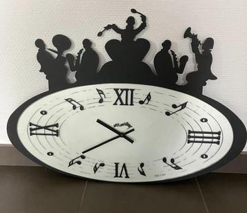 decoratieve wandklok met muzieknoten beschikbaar voor biedingen