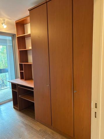 MOET VRIJDAG WEG : kleerkast (geen IKEA) met of zonder buro beschikbaar voor biedingen