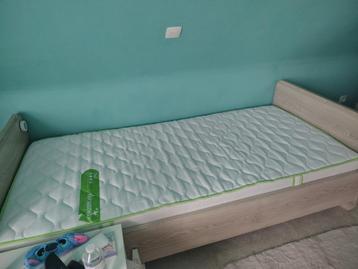 Eenpersoonsbed met matras en lattenbodem  beschikbaar voor biedingen