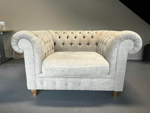 Chesterfield fauteuil beige stof houten poten eigentijds, Huis en Inrichting, Fauteuils, Nieuw, Hout, Stof, Ophalen