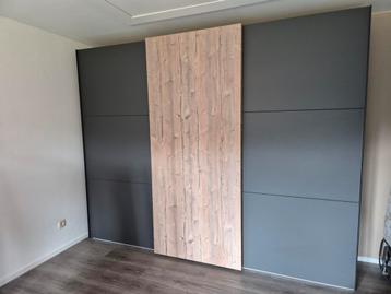 Kleerkast met 3 schuifdeuren  beschikbaar voor biedingen