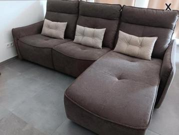 Mooie salon met 1 elektrische relax en longshaire beschikbaar voor biedingen