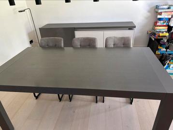 Moderne grijze eettafel (>10 pers) incl. bijhorend dressoir beschikbaar voor biedingen