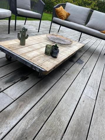 Vintage bijzettafel beschikbaar voor biedingen
