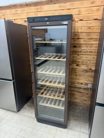CAVE A VIN 110 BOUTEILLES beschikbaar voor biedingen