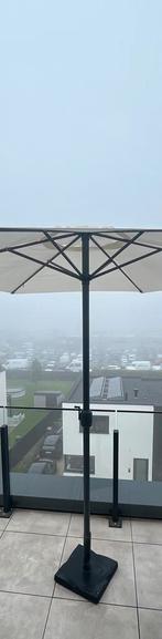 Beige parasol 3M met voet 25kg., Jardin & Terrasse, Parasols, 2 à 3 mètres, Parasol sur pied, Enlèvement, Utilisé