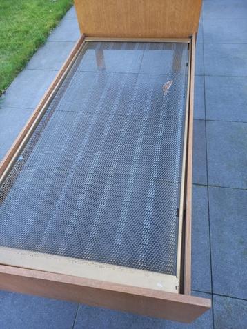 Vintage retro bed beschikbaar voor biedingen