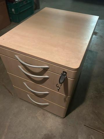 Beige kastje met schuiven en slot beschikbaar voor biedingen
