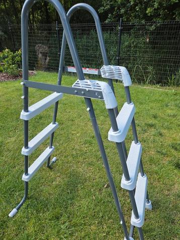 Intex Krystal Clear zwembad  ladder 1,1m, Enlèvement, Comme neuf, Échelle