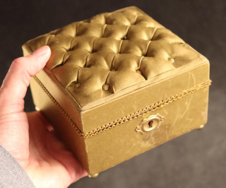 Antiek gecapitonneerd kistje, Antiek en Kunst, Antiek | Woonaccessoires, Ophalen of Verzenden