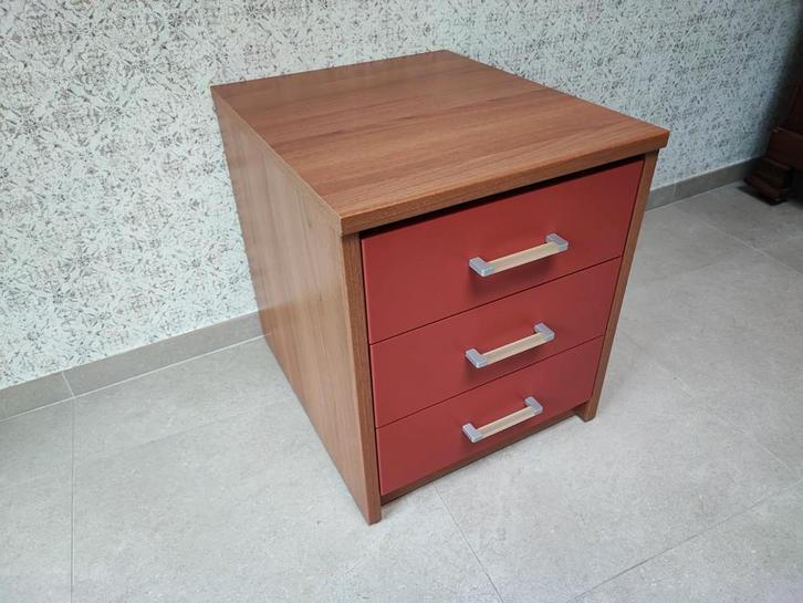 Table de chevet/ petite commode (Bon état!), Maison & Meubles, Armoires | Commodes, Utilisé, Moins de 100 cm, 50 à 100 cm, 50 à 75 cm