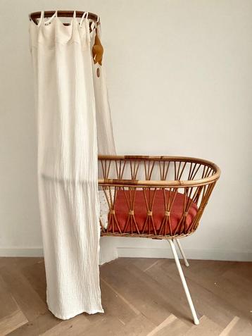 Rotan babywiegje beschikbaar voor biedingen