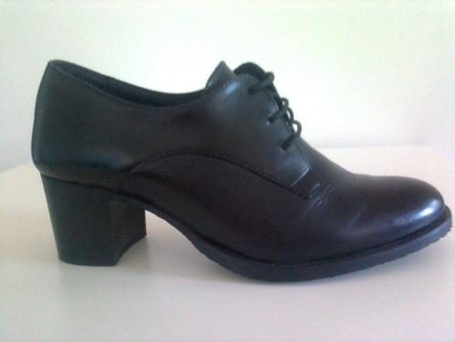 Chaussure basse Derby noir en cuir à talon et lacets, Kleding | Dames, Schoenen, Zo goed als nieuw, Schoenen met lage hakken, Zwart