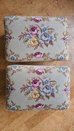 Poufs Louis XV d'époque, brodés à la main en laine., Enlèvement