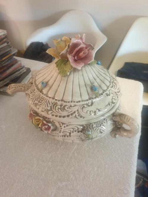 Belle décoration en porcelaine avec des fleurs à vendre ! !, Antiquités & Art, Antiquités | Porcelaine, Enlèvement