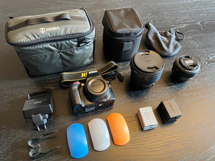 Nikon D3300 + Nikon AF-S 35mm + Sigma 17-50mm + accessoires, Audio, Tv en Foto, Fotocamera's Digitaal, Zo goed als nieuw, Spiegelreflex