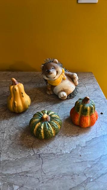Keramische set voor de herfst beschikbaar voor biedingen