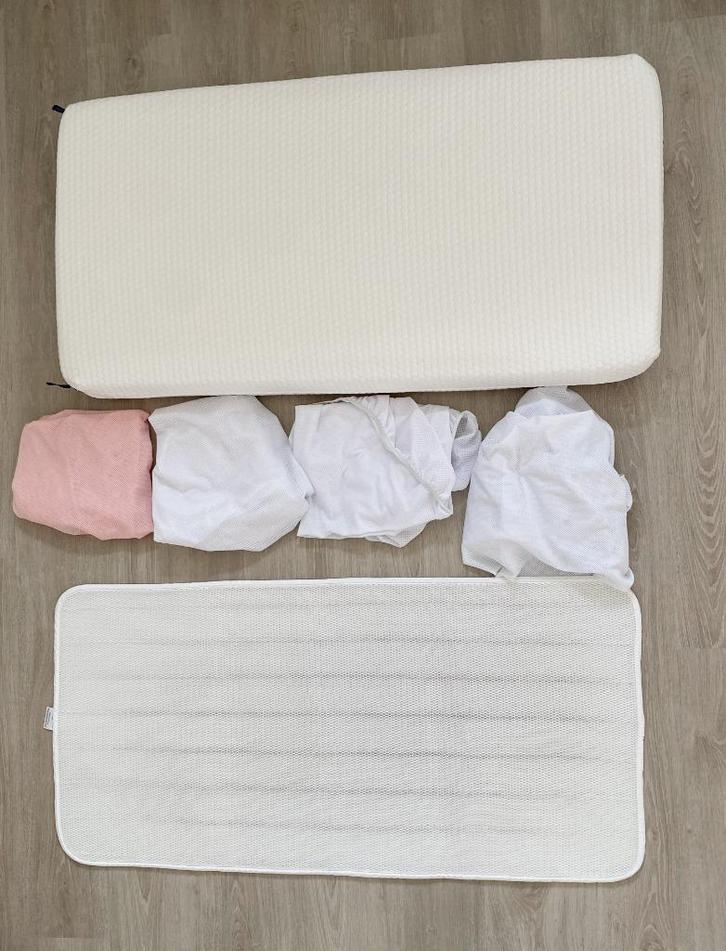 AEROSLEEP MATRAS (120x60) + MATRASBESCHERMER + 4 HOESLAKENS, Kinderen en Baby's, Kinderkamer | Beddengoed, Zo goed als nieuw, Hoeslaken of Sloop