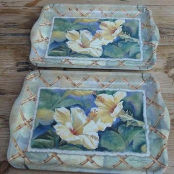  SALE 2 Italiaanse melamine dienblaadjes, Hibiscus en bamboe beschikbaar voor biedingen