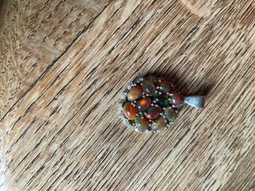 Zilveren hanger met opalen beschikbaar voor biedingen