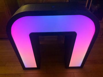 Dj Booth met RGB-licht beschikbaar voor biedingen