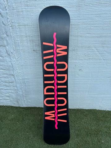 Snowboard Morrow met draagtas - amper gebruikt, Sport en Fitness, Ophalen, Zo goed als nieuw