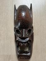 Houten masker, Ophalen