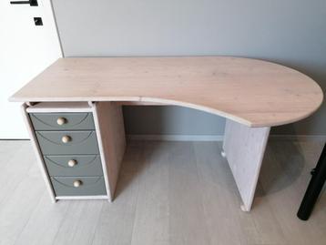 Bureau kind, hele goede kwaliteit beschikbaar voor biedingen